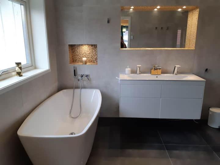 Lyxigt Rum Med Eget/Badrum Med Spa Kaensla Jonkoping Luaran gambar